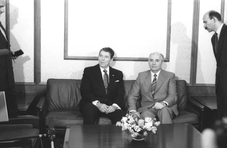 Președintele SUA, Ronald Reagan și șeful statului sovietic, Mihail Gorbaciov (sursa hepta.ro)