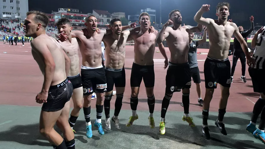 Cum au sarbatorit jucatorii lui U Cluj promovarea in Liga 1 Petrecere pe ritmuri braziliene chiar in Stefan cel Mare Video exclusiv