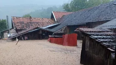 Vreme severa in Romania Copil din Arad salvat pe geam de furia apelor Cod galben de precipitatii abundente pentru aceeasi zona