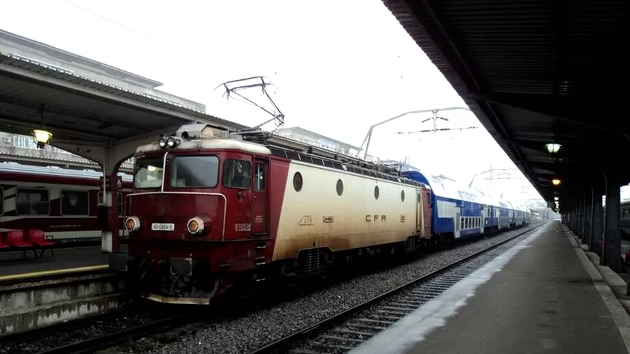 Calatorie marca CFR Un tren care a plecat cu doua ore intarziere din Galati sa intors in gara dupa ce sa defectat