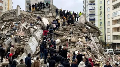 VIDEO Clădiri care se prăbușesc în direct, oameni prinși sub dărâmături. Imagini apocaliptice...