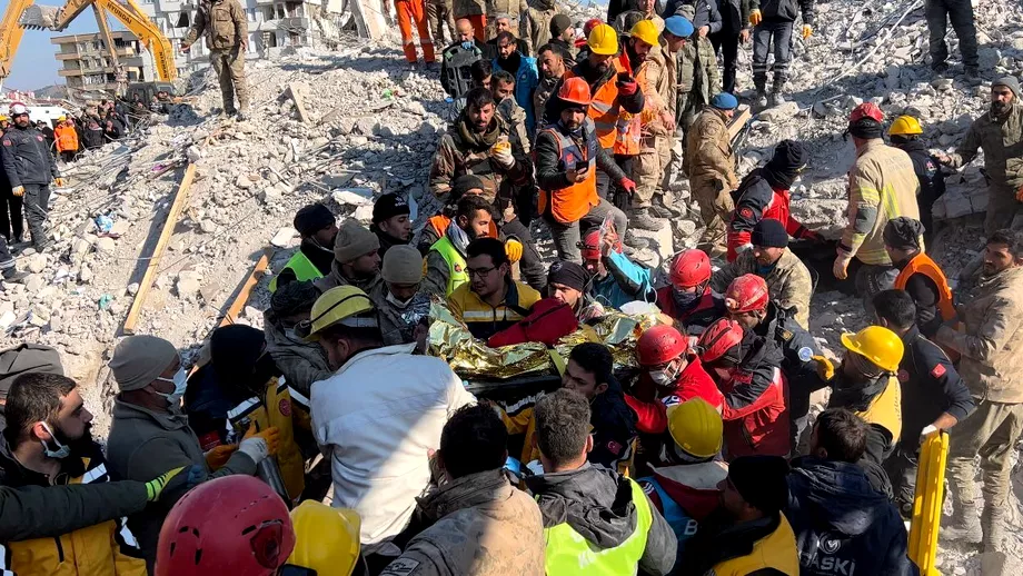 Salvare miraculoasa a unei familii dupa cutremurul din Turcia Cinci oameni au fost scosi dintre daramaturi