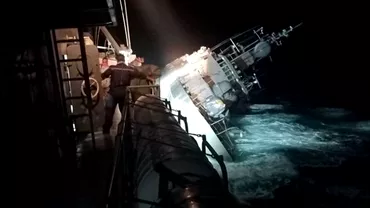 Peste 30 de marinari disparuti dupa scufundarea unei nave de razboi Valurile foarte puternice au rasturnat vasul