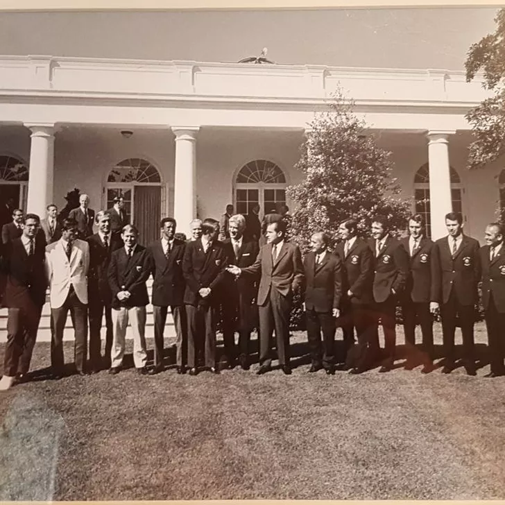 Ilie Năstase, Ion Țiriac și echipa de tenis a României în 1971 la Casa Albă, alături de președintele Richard Nixon și adversarii din reprezentativa SUA