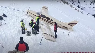 Trei tineri au scapat cu viata dupa ce au reusit sa aterizeze avionul turistic in care zburau la o altitudine de 2100 de metri