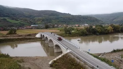 Podul din România care se termină în câmpul de porumb. O comună a...
