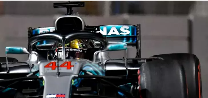 Monopostul Mercedes cu numărul 44, pilotat de Lewis Hamilton
