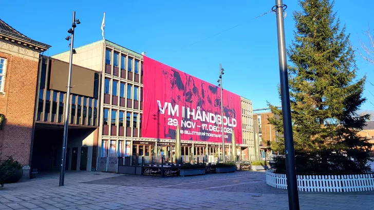 Centrul oraşului Herning. Afiş uriaş care promovează Campionatul Mondial.