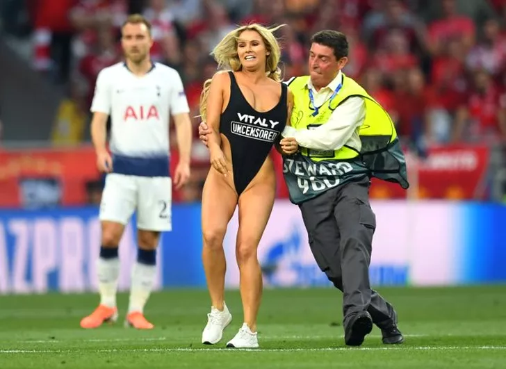Kinsey Wolanski, blonda care a intrat pe teren la finala Champions League, și-a aflat pedeapsa! Ce amendă trebuie să plătească