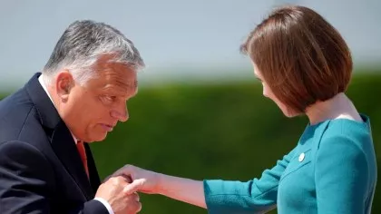 VIDEO. Viktor Orban a vrut să-i pupe mâna Maiei Sandu. Reacția președintei Republicii...