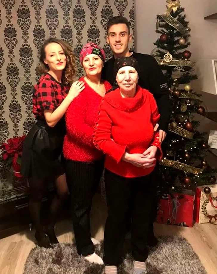 Răzvan Oaidă și sora sa, alături de mama și bunica