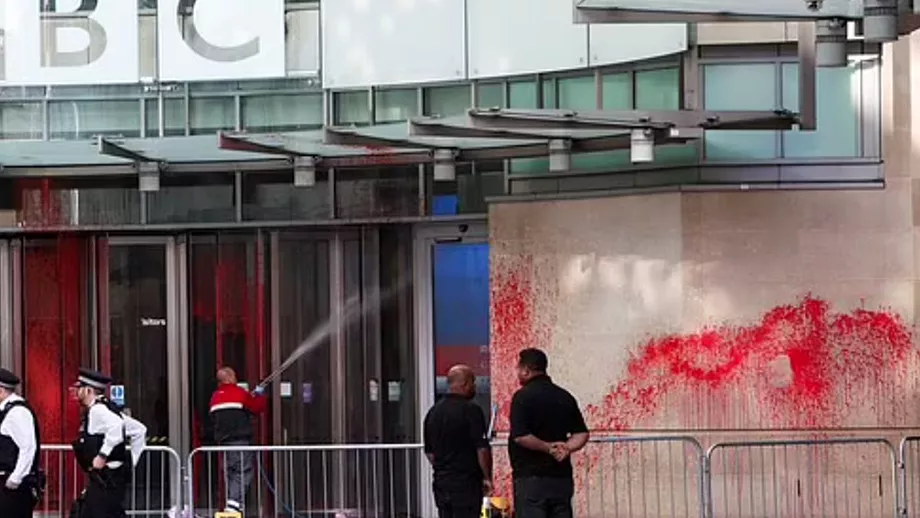 Sediul BBC din Londra vandalizat cu vopsea rosie Televiziunea britanica a refuzat sai numeasca teroristi pe Hamas