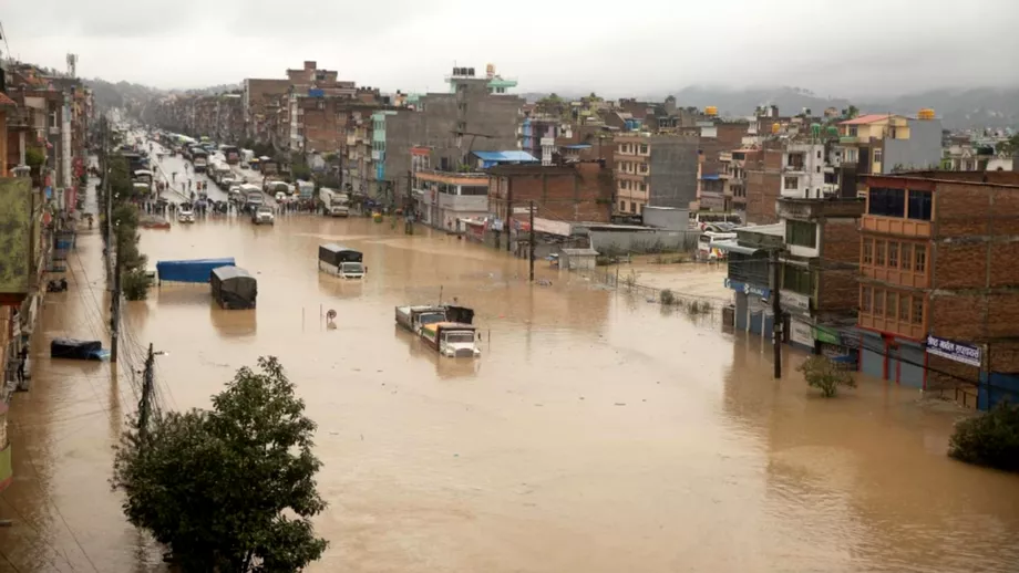 Foto Inundatii catastrofale in India si Nepal cel putin 150 de morti si zeci de disparuti