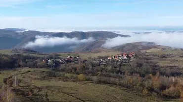 Satul din Romania in care toate locuintele se afla pe un deal Vin o gramada de turisti