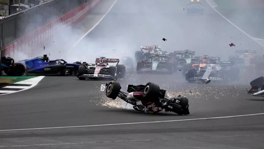 Accident teribil in Formula 1 Cursa a fost intrerupta cateva zeci de minute Masina a fost proiectata in spatele zidului de pneuri Video