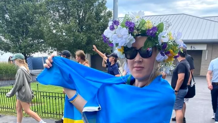Un fan a fost dat afara de la WTA Cincinnati dupa ce a fluturat steagul Ucrainei in fata a doua jucatoare din Rusia Video