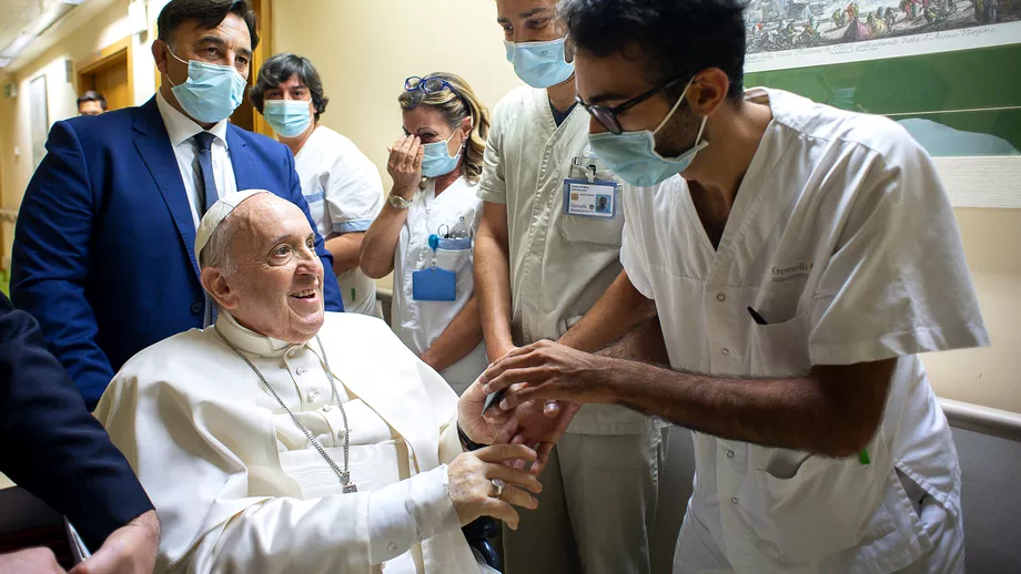 Papa Francisc in varsta de 86 de ani a ajuns la un spital din Roma Suveranul Pontif internat cu o infectie respiratorie Update
