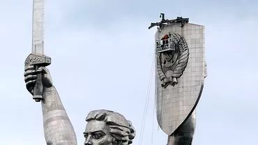 Razboi in Kiev pe desovietizarea monumentelor Patria Mama Baba care inghite 700000 de euro