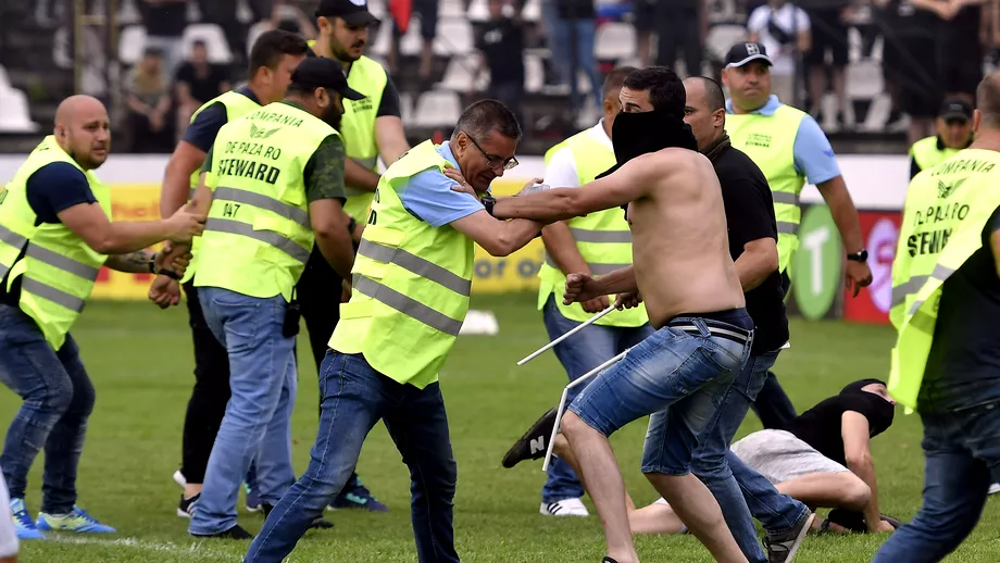 Scene incredibile dupa Carmen  CSA Steaua 10 Fanii au invadat terenul si sau batut cu jandarmii Foto