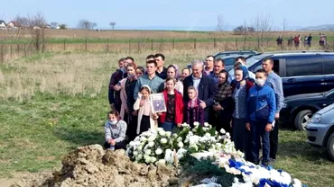 Durere fara margini la Suceava O mama a 17 copii inmormantata de zeci de persoane