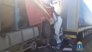 Accident groaznic in Rusia dupa ce doua camioane au lovit un microbuz Cel putin 16 morti