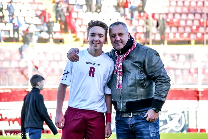 Sabin, fiul lui Mihai Iosif, joacă la Rapid pe poziția de mijlocaș central. Are 19 ani și a sărbătorit la final victoria cu FCSB pe teren alături de tatăl său.