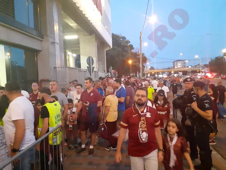 Cozi de zeci de persoane la intrarea pe stadionul Giulești înainte de meciul cu FC Botoșani