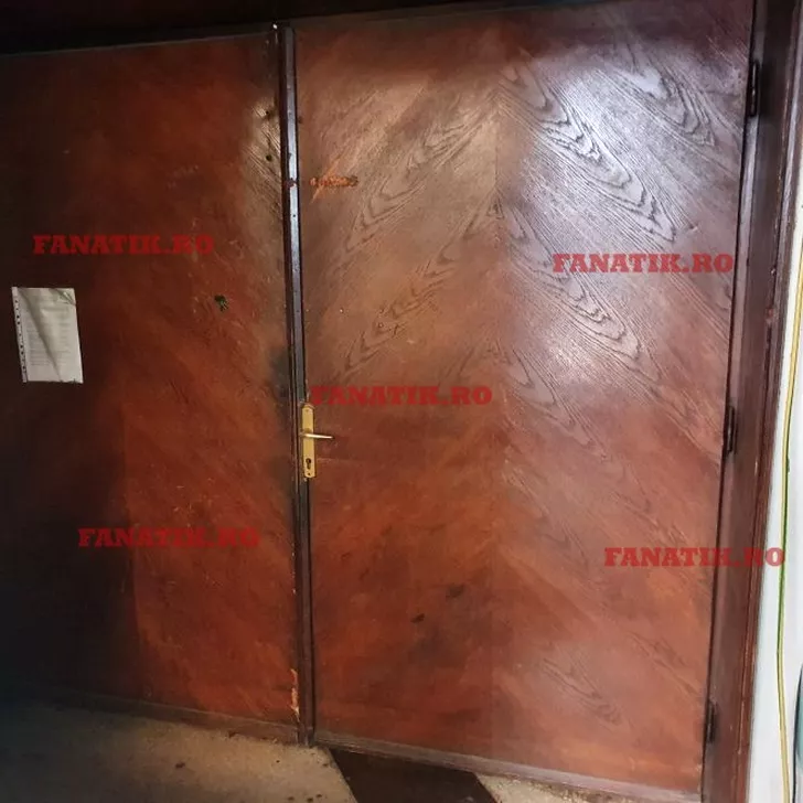 Ușa pe care a intrat atacatoarea Mirelei Vaida, in direct, in platoul emisiunii 