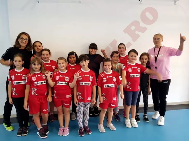 Copii din grupele de mini handbal alături de antrenoarele Daniela Strat și Clara Geamănu