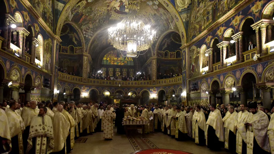 Scandal la slujba de Sfantul Andrei Doua femei au fost ridicate din biserica de catre jandarmi