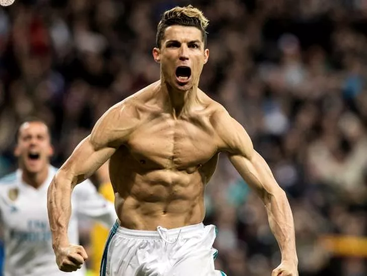 Cristiano Ronaldo se mândrește cu „pătrățelele” de pe abdomen și cu o avere de 321 de milioane de euro