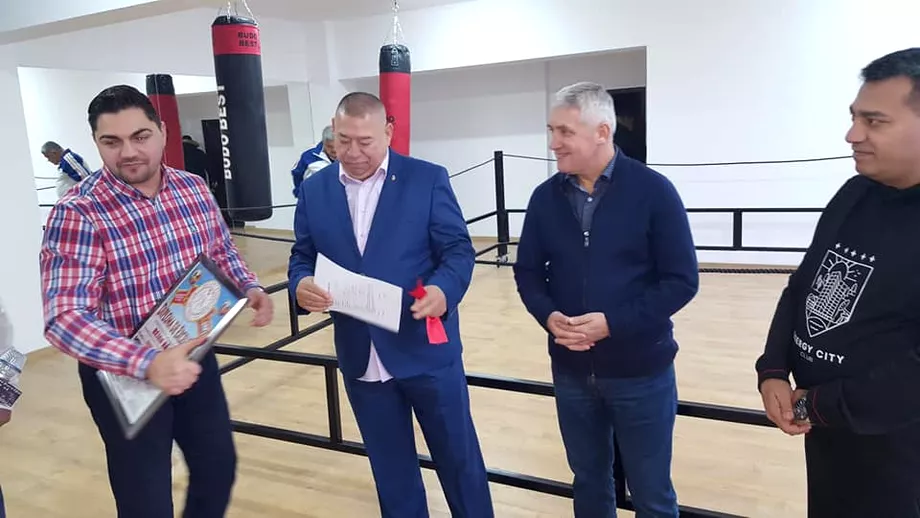 Fostul ministru al apararii Adrian Tutuianu a inaugurat cea mai noua sala de sport Sunt mandru de realizare