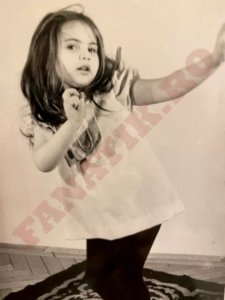 Ramona Bădescu în copilărie. Sursă foto: Arhivă personală