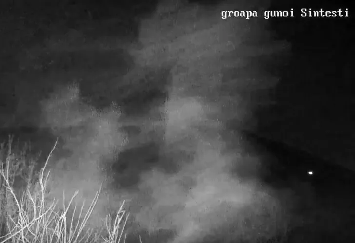 Fumul degajat dinspre groapa de gunoi Sintești, surprins de camera video