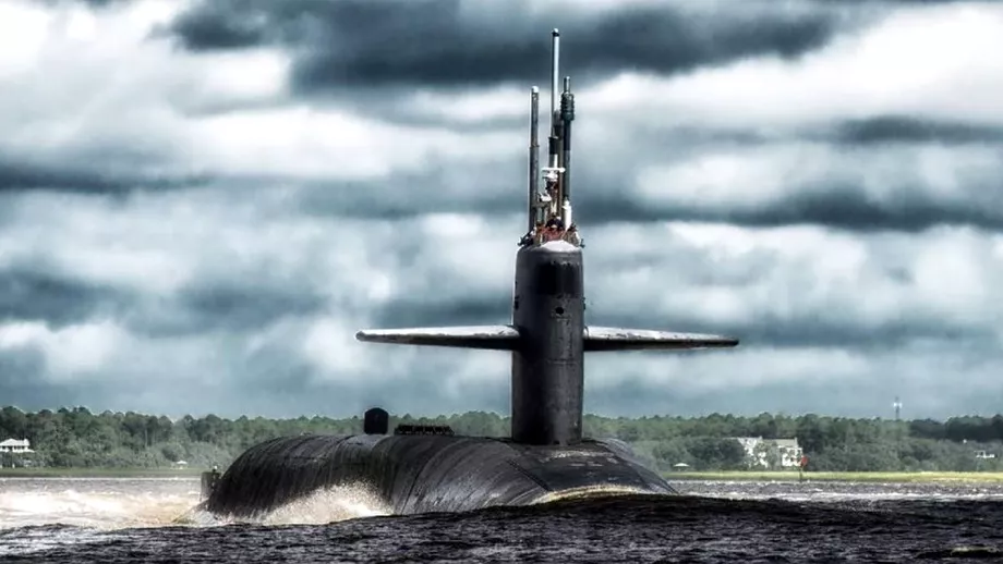 Scandal monstru in Marina Regala din Marea Britanie Un submarin nuclear a fost reparat cu lipici