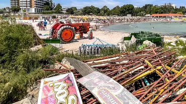 Tractor plin de saci cu gunoi pe plaja din Saturn Turistii revoltati Nu poti reda mirosul emanat