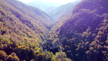 Cel mai straniu castel medieval din România, părăsit pe stânci, primește o nouă...