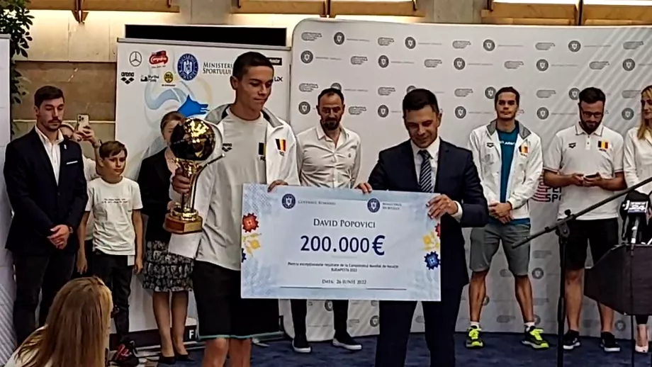 David Popovici a primit pe aeroport cecul de 200000 de euro de la Guvernul Romaniei Este prea putin pentru valoarea ta Video