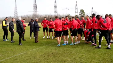 Giuvaierul Mircea Lucescu prezent din nou la antrenamentul lui Dinamo Ce lea spus jucatorilor si cum au reactionat fanii cainilor Foto
