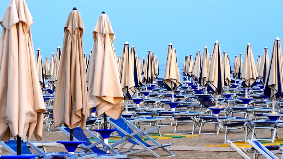 Ce anunt au gasit pe plaja turistii unui hotel de 4 stele de pe litoralul romanesc Au crezut ca e o gluma Un sezlong nefolosit timp de 30 de minute