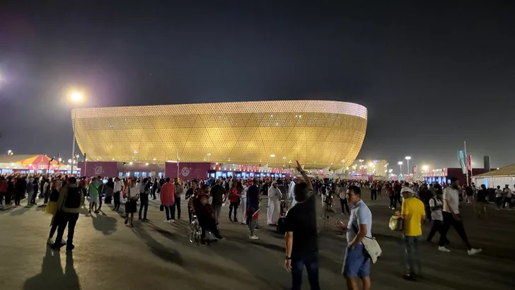 Stadionul Lusail străluceşte noaptea. Sursa: Fanatik