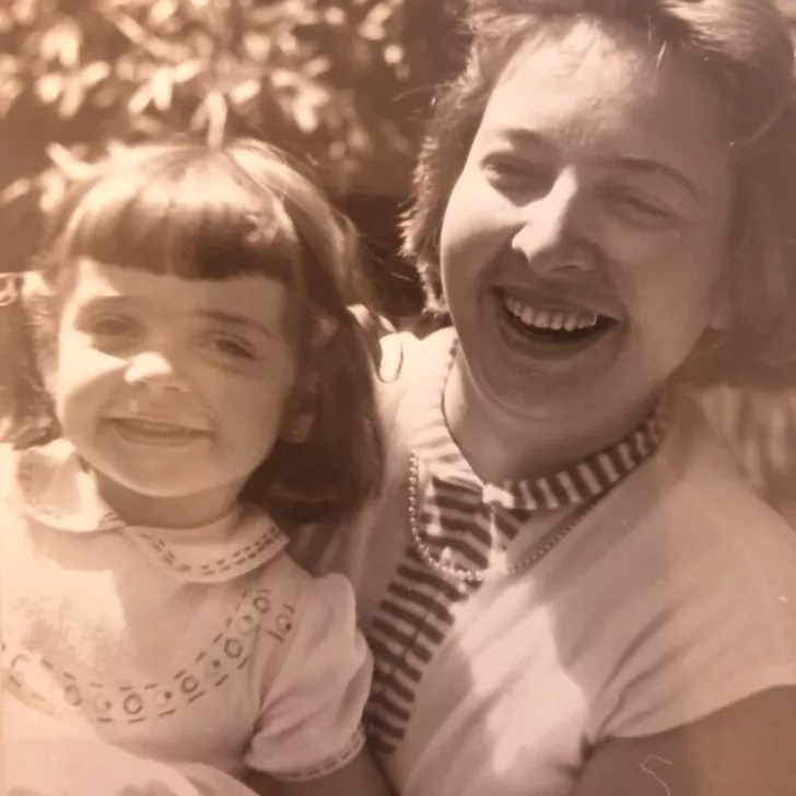 Irina-Margareta Nistor alături de mama ei. Sursă foto: Arhivă personală