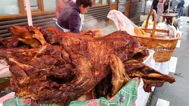 Sorici gratis la Ranca turistii au facut coada Un porc de peste 200 kg a fost sacrificat chiar pe partie