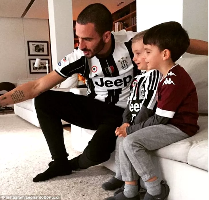 Leonardo Bonucci si cei doi fii ai sai. Lorenzo Bonucci are 8 ani si joaca la rivala AC Torino. Sursa foto: instagram Leonardo Bonucci