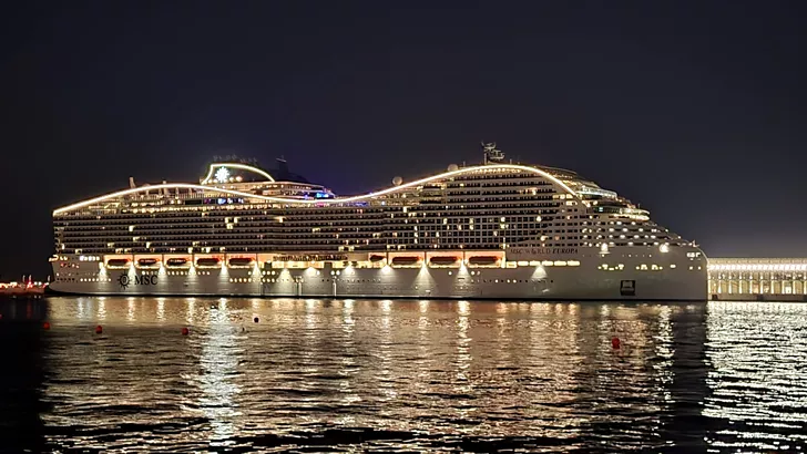 Nava MSC World Europa, în portul din Doha. Sursa foto: Fanatik