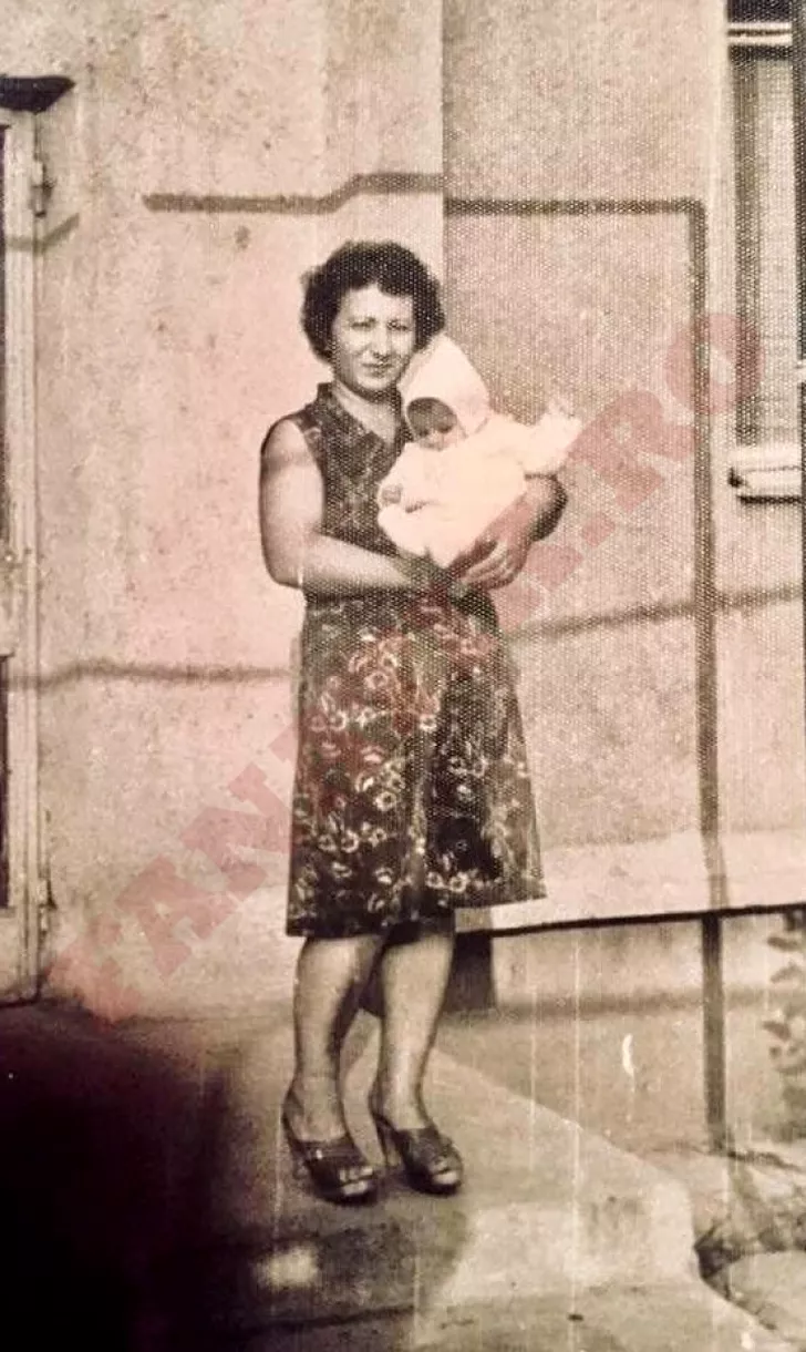DJ Harra când era bebeluș împreună cu mama ei. Sursă foto: Arhivă personală