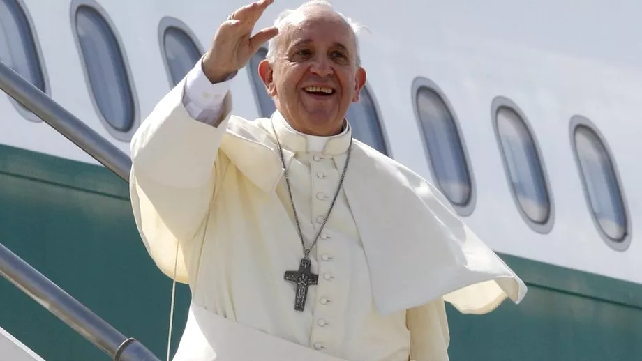 Primele imagini cu Papa Francisc in Romania Ce a facut Suveranul Pontif pe aeroport