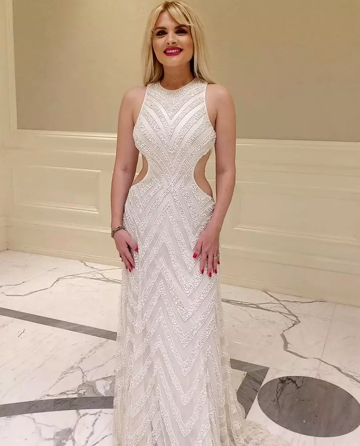 Ianna Novac îmbrăcată într-o rochie albă, lungă