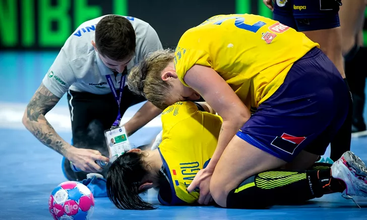 Accidentare horror pentru Cristina Neagu in minutul 52 al meciului din sferturile de finala ale Campionatului European din 2018 impotriva Ungariei. Sursa foto sportpictures.eu