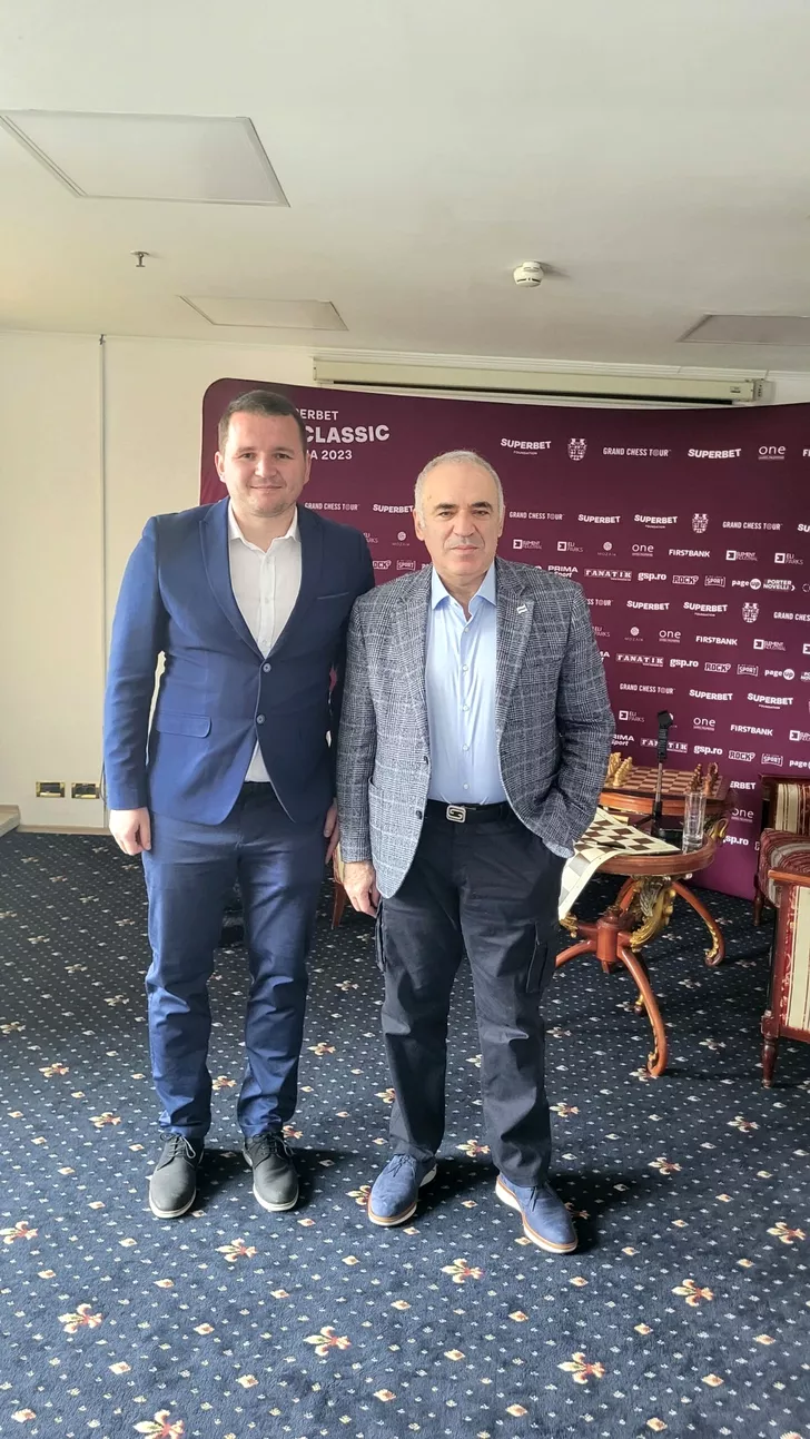 Garry Kasparov, alături de reporterul Fanatik, Marian Popovici. Foto: Fanatik